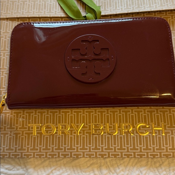 Tory Burch Handbags - Tory Burch Shiraz Patent Leather Wallet